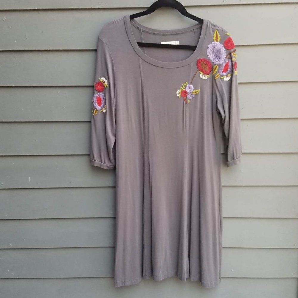 Caite (Anthropologie) Comfy Gray Dress with Embroidered Flowers Size Large